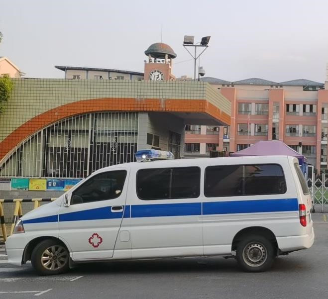 万载救护车出租护送骨折病人一公里多少钱